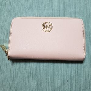 MICHAEL KORS Wristlet Wallet Shell Pink Zip-Around Excellent Condition
